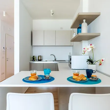 Guesthost - Waterfront With Seaview Balcony Apartamento