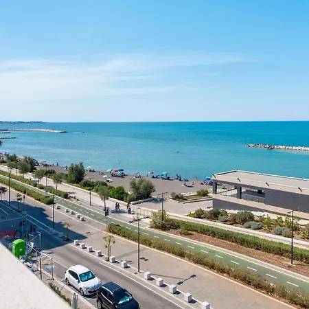 Διαμέρισμα Guesthost - Waterfront With Seaview Balcony Μπάρι