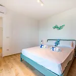 Guesthost - Waterfront With Seaview Balcony Apartman