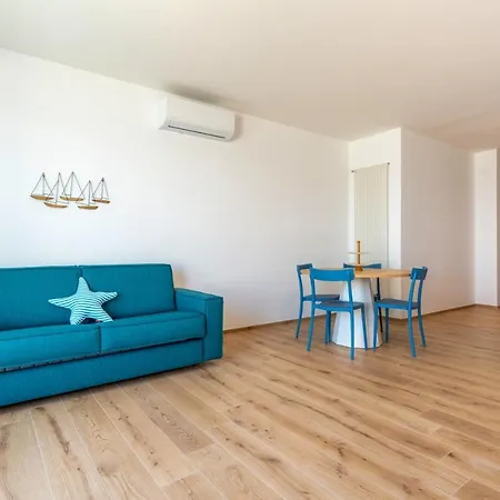 Guesthost - Waterfront With Seaview Balcony Apartment Bari