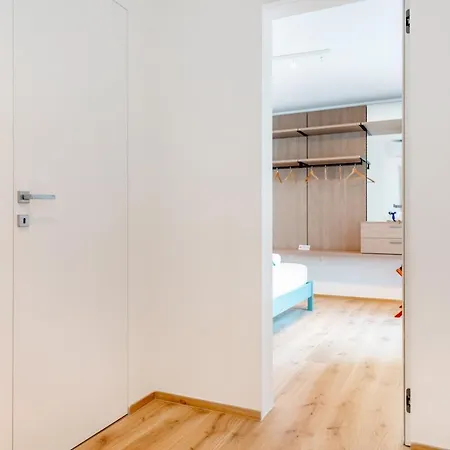 Guesthost - Waterfront With Seaview Balcony * باري