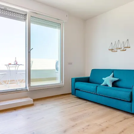 Guesthost - Waterfront With Seaview Balcony شقة