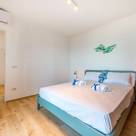 Waterfront With Seaview Balcony Apartament