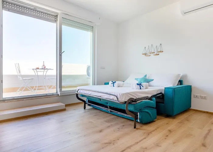Guesthost - Waterfront With Seaview Balcony *