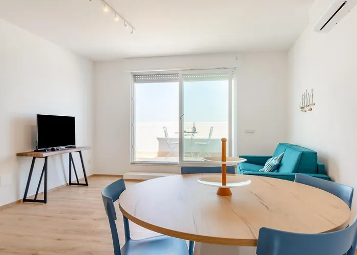Guesthost - Waterfront With Seaview Balcony Appartamento Bari